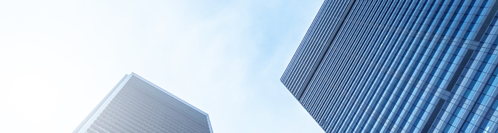 Opération de visibilité : tours de bureaux à Montréal le soir[
