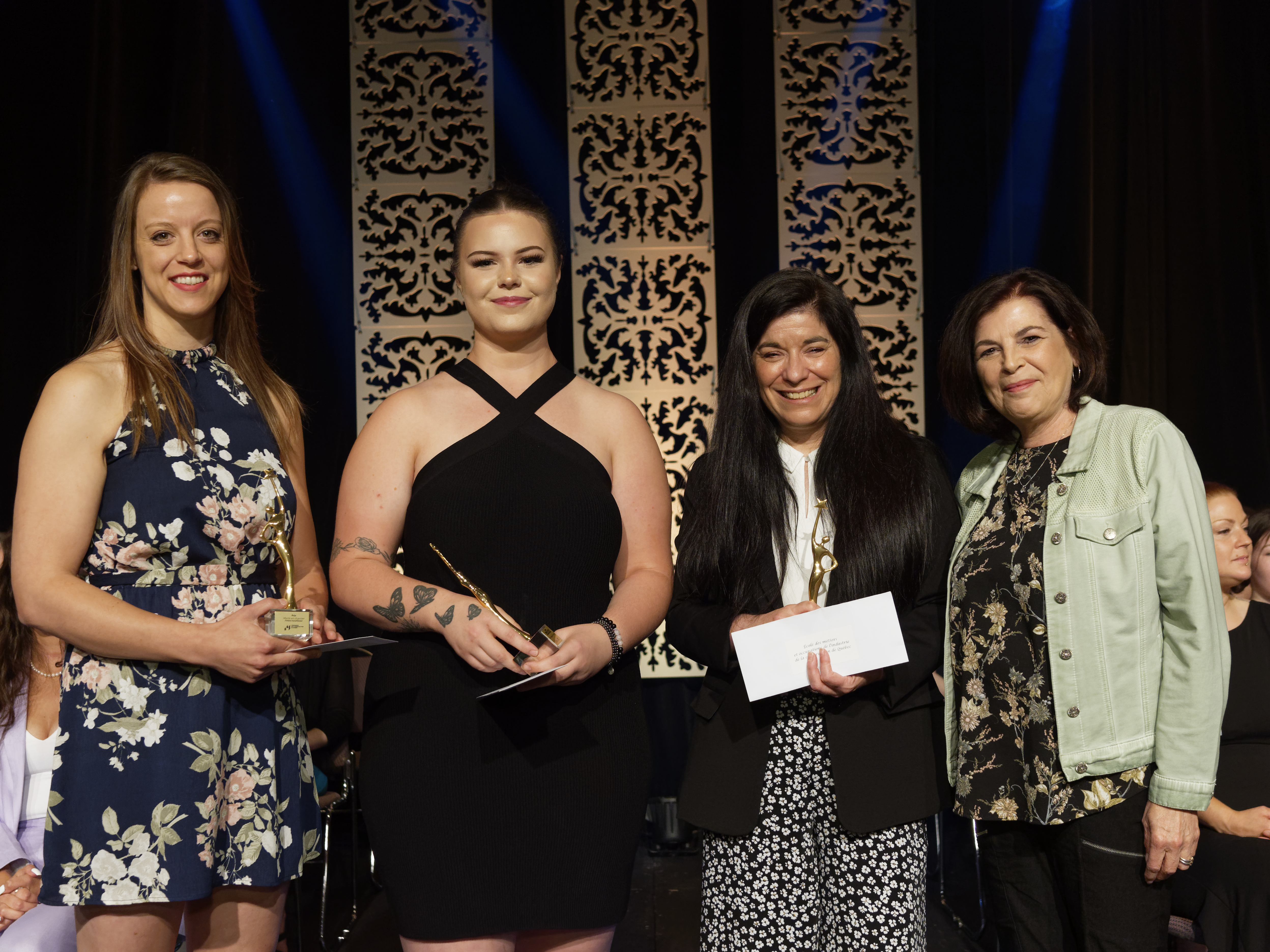 Deux récipiendaires d'un prix ''Mixité en chantier'' dans le cadre de l'édition 2022 du concours ''Chapeau, les filles!'' accompagnées de Mme. Lemieux.